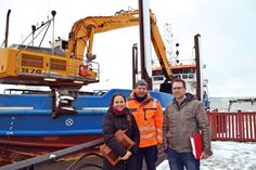 Bürgermeisterin Hatice Kara (von links), Torsten Hauser (Deutsch Dänische Wasserbau GmbH) und Michael Hasselberg, Tiefbau-Ingenieur der Gemeinde Timmendorfer Strand, während der Ausbaggerung vor dem Baggerschiff „Camilla Hof“. (Foto: René Kleinschmidt)