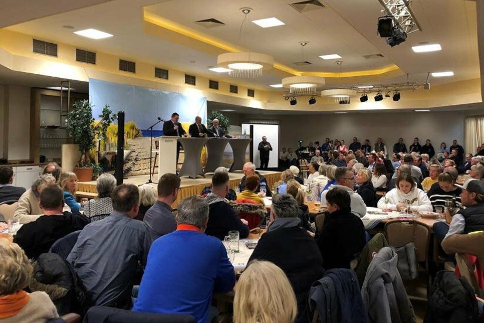 Großes Interesse: Die Strandhalle war bis auf den letzten Platz gefüllt.