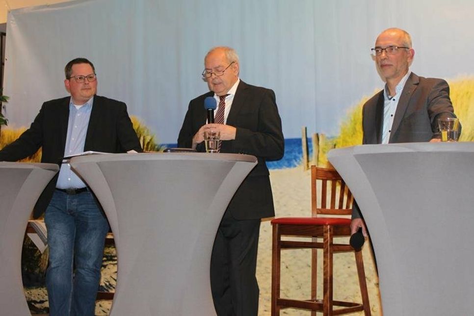 Die Kandidaten Sebastian Rieke (lks.) und Hendrik Wozniak (re.) mit Moderator und Bürgermeister a.D. Klaus Tscheuschner.