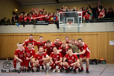 Die Siegermannschaft des TSV Schönwalde vor ihrem lautstarken Fanblock.