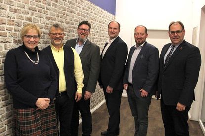 Ein Teil des Vorstands mit dem Neustädter Verwaltungschef: Beisitzerin Susanne Bimberg-Nittritz, Schriftwart Jürgen Mohr, der neue 2. Vorsitzende Dirk Heckmann, Kassenwart Timo Schöning, Beisitzer Benjamin Haase sowie Bürgermeister Mirko Spieckermann (v. lks.).