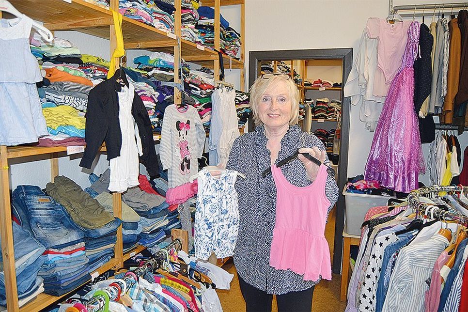 Von heute an laden die 1. Vorsitzende des DRK Bad Schwartau, Birgit Clemens, und ihre ehrenamtlichen Helfer zur „Aktonswoche für Kinderbekleidung“ ein.
