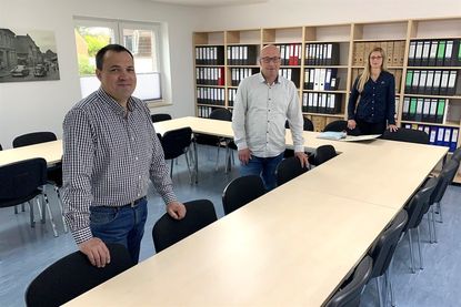 Die Geschäftsinhaber Norman Markwardt (lks.) und Martin Scharrer freuen sich gemeinsam mit ihrer Mitarbeiterin Irina Wullbrand über ihr neues Büro, zu dem auch ein großer Konferenzraum für Versammlungen gehört.