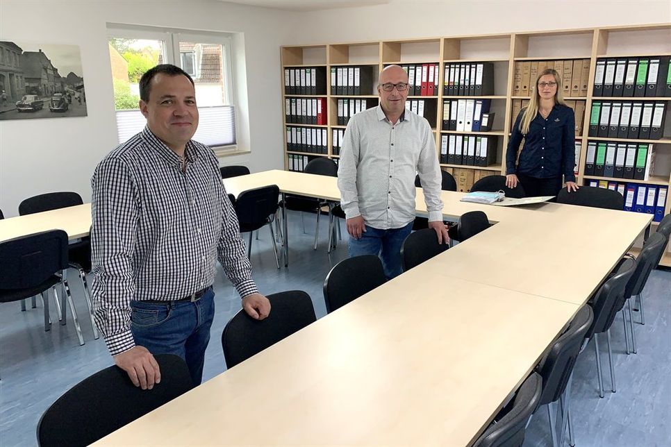 Die Geschäftsinhaber Norman Markwardt (lks.) und Martin Scharrer freuen sich gemeinsam mit ihrer Mitarbeiterin Irina Wullbrand über ihr neues Büro, zu dem auch ein großer Konferenzraum für Versammlungen gehört.
