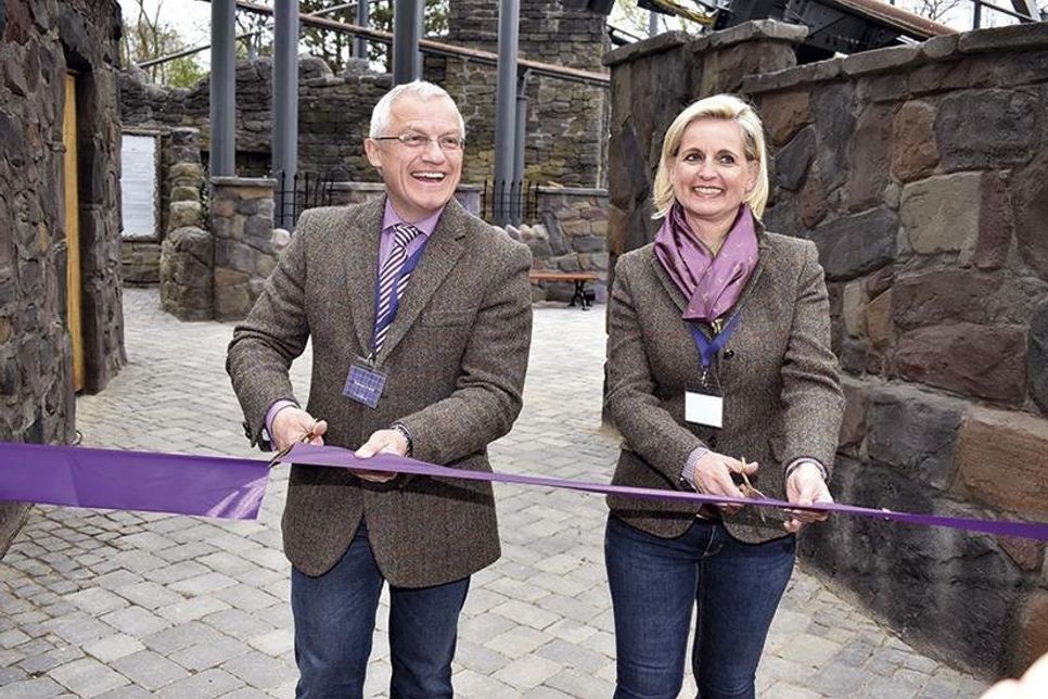 Offizielle Eröffnung des Highlanders und des neuen Themenbereichs „Bezauberndes Britannien“: Hansa-Park-Chef Andreas Leicht und seine Frau Claudia beim Durchschneiden des lila Bandes. (Foto: René Kleinschmidt)