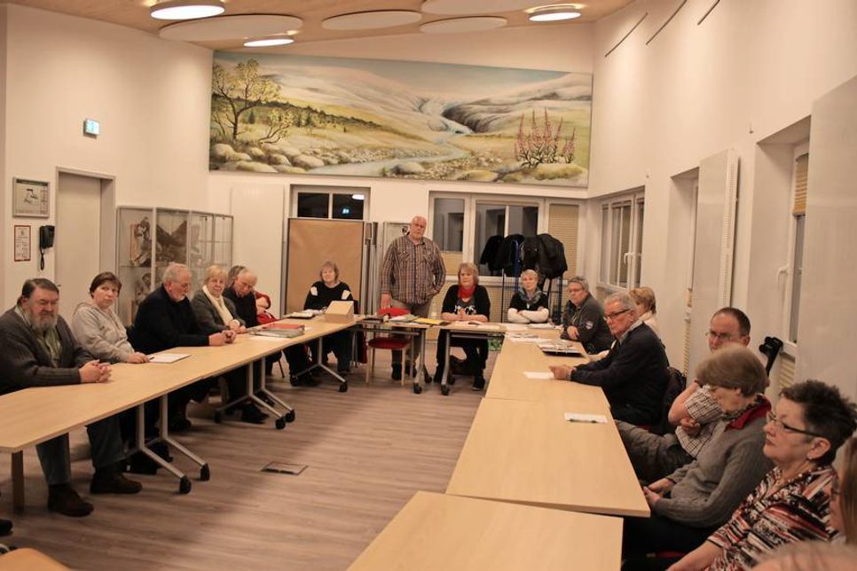 Andreas Schulenburg (stehend) berichtete von der intensiven Arbeit des Gemeindebeirates.