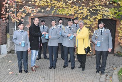 Rund um den Volkstrauertag bitten die Soldaten der 4. Kompanie aus Eutin um Kompaniechefin, Major Janina Kießlich, und Oberstabsfeldwebel Dirk Reichenbach in ihrer Patengemeinde Ratekau um Spenden. Als erste Spender leisteten Ratekaus Bürgervorsteherin Gaby Spiller und Bürgermeister Thomas Keller wieder traditionell ihren Beitrag.