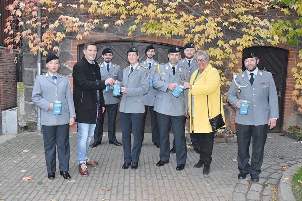 Rund um den Volkstrauertag bitten die Soldaten der 4. Kompanie aus Eutin um Kompaniechefin, Major Janina Kießlich, und Oberstabsfeldwebel Dirk Reichenbach in ihrer Patengemeinde Ratekau um Spenden. Als erste Spender leisteten Ratekaus Bürgervorsteherin Gaby Spiller und Bürgermeister Thomas Keller wieder traditionell ihren Beitrag.