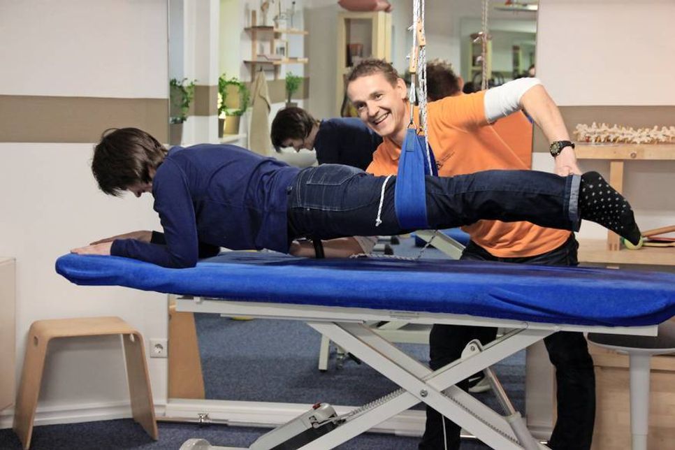 Mit dem Schlingentisch als Therapiehilfsmittel behandelt Rainer Swonke die betroffenen, schmerzhaften oder auch unbeweglichen Gliedmaßen.