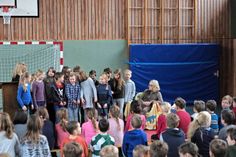 Großer Bahnhof für Renate Reimers (re. sitzend). In feierlichem Rahmen wurde sie von den Schülern verabschiedet.
