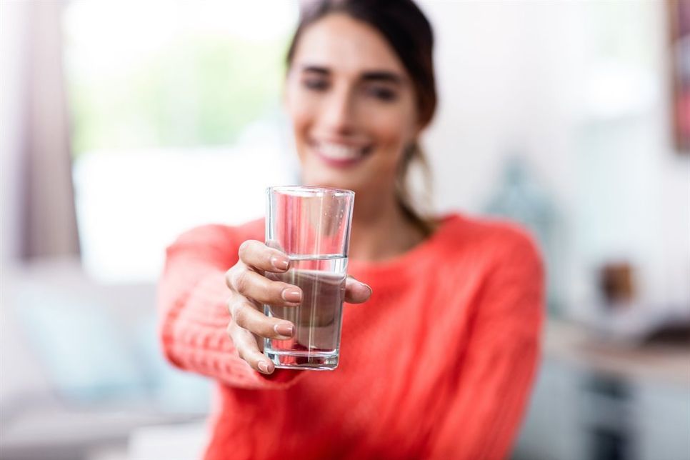 Wassertrinker gaben im Rahmen einer Studie an, weniger gestresst und im Alltag entspannter unterwegs zu sein. Foto: djd/Forum Trinkwasser/WavebreakMediaMicro/stock.adobe.com