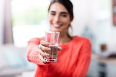 Wassertrinker gaben im Rahmen einer Studie an, weniger gestresst und im Alltag entspannter unterwegs zu sein. Foto: djd/Forum Trinkwasser/WavebreakMediaMicro/stock.adobe.com