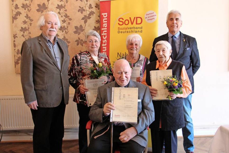 Klaus Hamer (v. lks.) mit den geehrten Funktionsträgern und langjährigen Mitgliedern Elsbeth Oesler (10 Jahre im Vorstand), Hans Bruhn (Mitglied seit 25 Jahren), Christa Anthoni (15 Jahre Mitglied) und Erna Kaffka (25 Jahre Mitglied und ehemalige Beisitzerin).