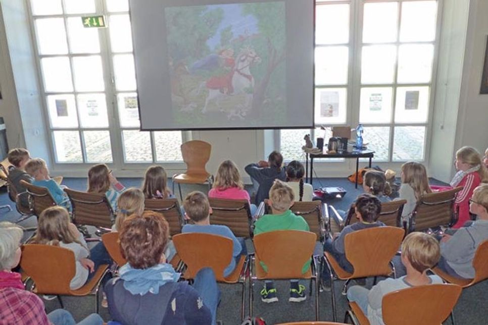 Das schön bebilderte Märchenbuch „Die elf Schwäne“, von Ulrich Renz nacherzählt und von seiner Tochter als Hörbuch vorgelesen, finden die Kinder super.