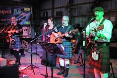 „Drumchapel Mist“, der Name der Band aus der Nähe von Flensburg ist nicht unbedingt Programm. Ursprünglich bezeichnet er einen legendären hausgemachten Wein, der „unter einem ungemachten Bett gegoren wird“ und wohl auch so schmecken soll.