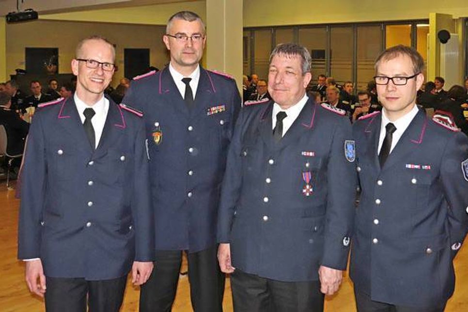 Befördert wurden (v.l.) zum Feuerwehrmann Alexander Hoffmann (FF Neudorf), zum Oberbrandmeister Dietrich Asbach (neuer Ortswehrführer FF Eutin). - Armin Tamm (seit 1990 bei der Feuerwehr Eutin) erhielt das Schleswig-Holsteinische Feuerwehr-Ehrenkreuz in Silber, Kai-Dietrich Klein (FF Eutin) das Dienstabzeichen für 20jährige Feuerwehrzugehörigkeit.
