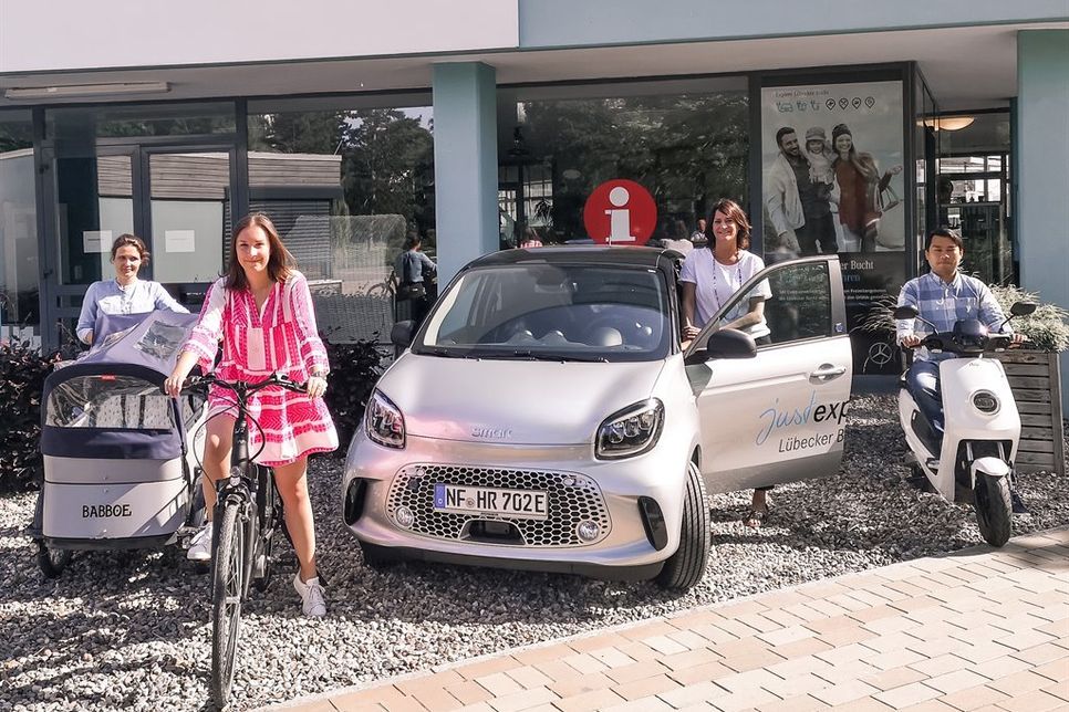 V. lks.: Ulrike Grimm (Tourismus-Agentur Lübecker Bucht), Lea Muuß und Silke Szymoniak (Timmendorfer Strand Niendorf Tourismus) mit Thuan Nguyen (Tourismus-Service Grömitz).