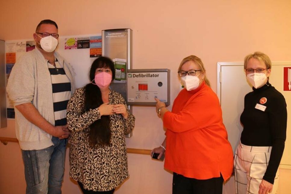 Freuen sich über den neuen Defibrillator im Dana Pflegeheim Am Kiebitzberg in Neustadt: Pflegedienstleiter Enrico Gollmer-Schulz, die Leiterin der sozialen Betreuung Petra Schulz, Verwaltungskraft Petra Krüger und Einrichtungsleiterin Ines Teschke (v. lks.). (Foto: Dana/hfr)