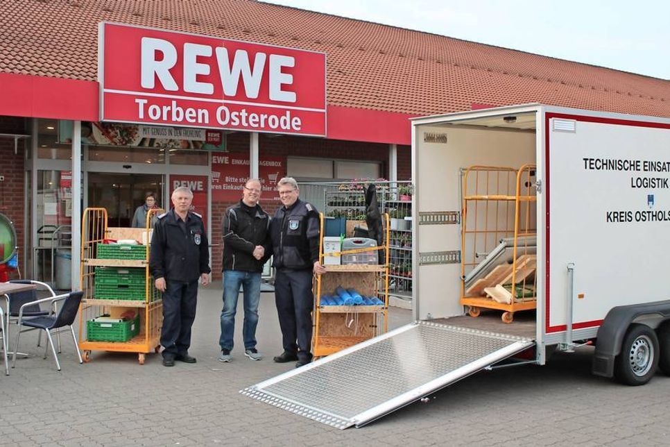 Herbert Hopp, Torben Osterode und Volker Schröder bei der Spendenübergabe (v. lks.).