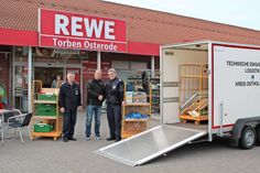 Herbert Hopp, Torben Osterode und Volker Schröder bei der Spendenübergabe (v. lks.).