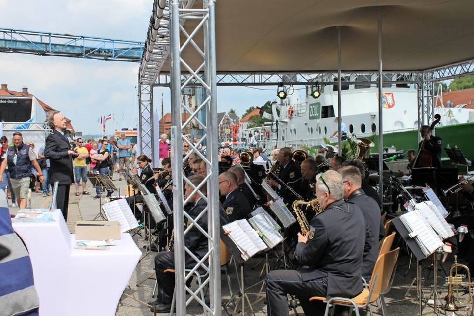 Das Bundespolizei-Orchester trug zur maritimen Stimmung bei.