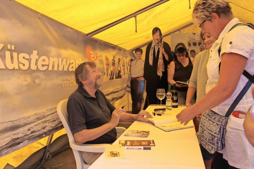 Immer ein Renner: Autogrammstunde mit „Küstenwache“-Star Elmar Gehlen.