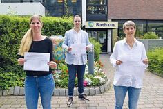 Janine Abel (von links), Nils Kons und Kerstin Hartz beim Start ihrer Unterschriftensammlung am 3. Juli.