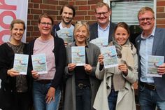 Die Vertreter aller OstseeFerienLand-Orte und der Balticum Verlag freuen sich über den druckfrischen OSKA.