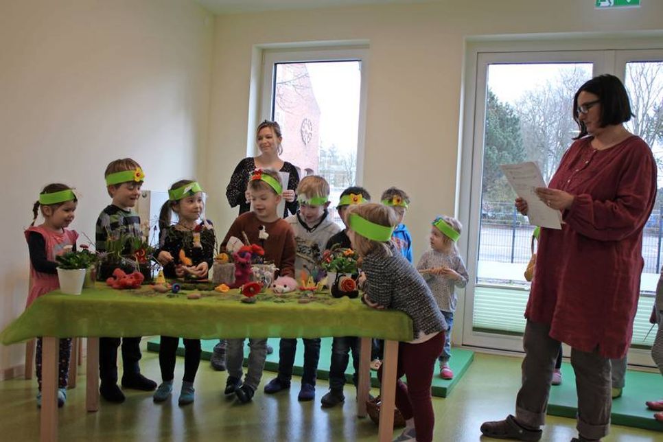 Frühlingshafte Aufführung der „Korallengruppe“.