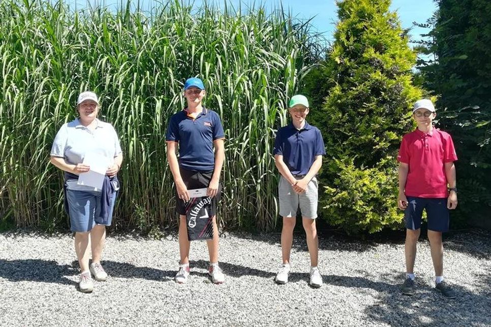 Jugendwartin Steffi Buhtz mit den Siegern des AK 14 Cups Finn Knaack, Jarne Urbach und Otis Leonhardt (v. lks.).