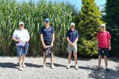 Jugendwartin Steffi Buhtz mit den Siegern des AK 14 Cups Finn Knaack, Jarne Urbach und Otis Leonhardt (v. lks.).