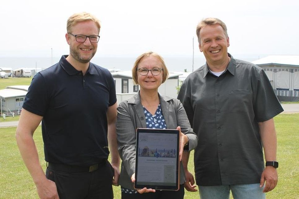 Campingplatzbetreiber Boy Hoff, Stadtwerkeleiterin Vera Litzka und Stephan Suhr, Vertriebsleiter der Vereinigten Stadtwerke (v. lks.), präsentierten schnelles Internet auf dem Campingplatz Südstrand.