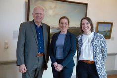 Landrat Reinhard Sager hielt die Begrüßungsrede, bevor Dr. Julia Hümme und Sophie Matuszczak (v. lks.) in die Ausstellungen einführten.