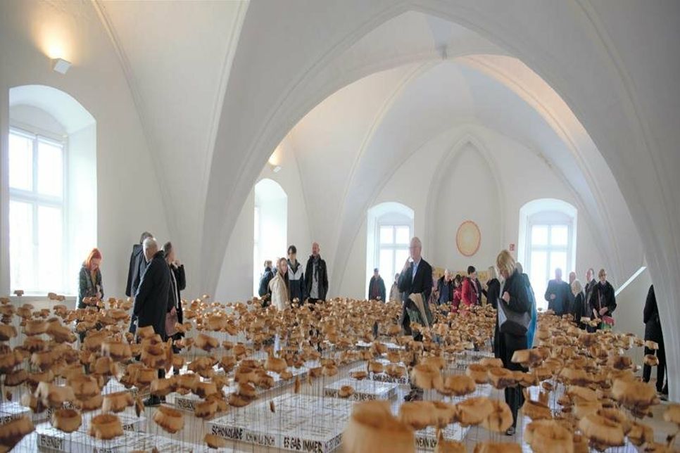 Das Highlight der Ausstellung ist die „Literarische Blumenwiese“ mit über 1.800 Blüten aus Kaffeefiltern die, wie ein Labyrinth angeordnet, die Besuchenden zu einem Streifzug durch die Gedankenwelt des Künstlers Atif Gülücü einladen.