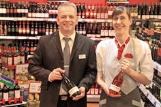 famila-Warenhausleiter Sven Rasmussen und Mitarbeiterin Stefanie Karl präsentieren den neuen Jahrgang des regionalen Qualitätsweins „SO MOOKT WI DAT“.
