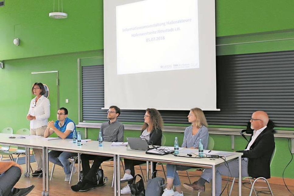 Bauamtsleiterin Antje Weise (lks.) führte durch die Veranstaltung.