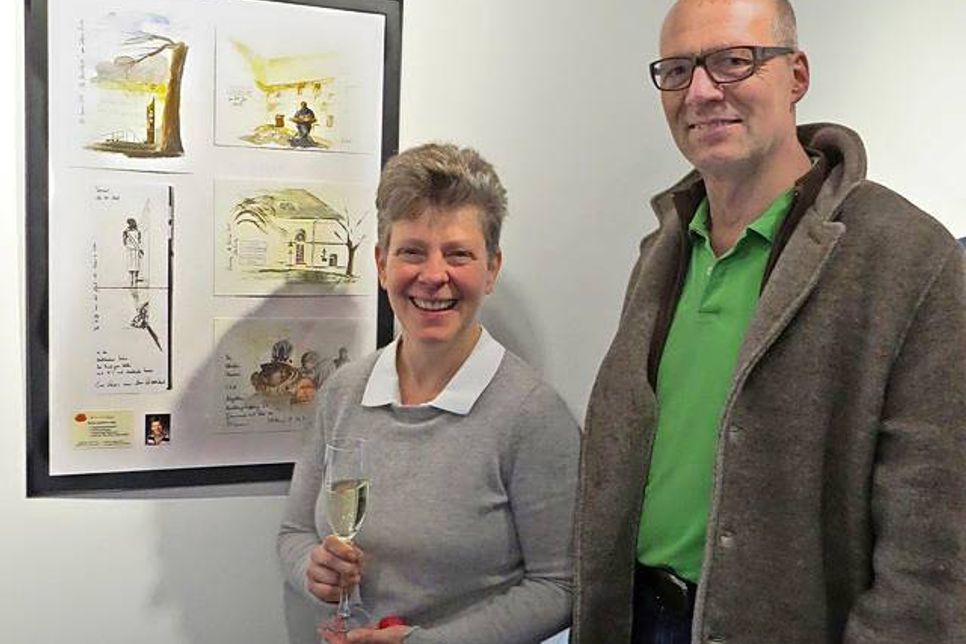 Sketcherin Britta Weckesser freut sich, dass ihr Nachbar Robert Döhring sich zur Vernissage eingefunden hat. Er findet „die Momentaufnahmen spannend“ und bewundert die Lern- und Kritikfähigkeit, mit der die Sketcher miteinander umgehen.