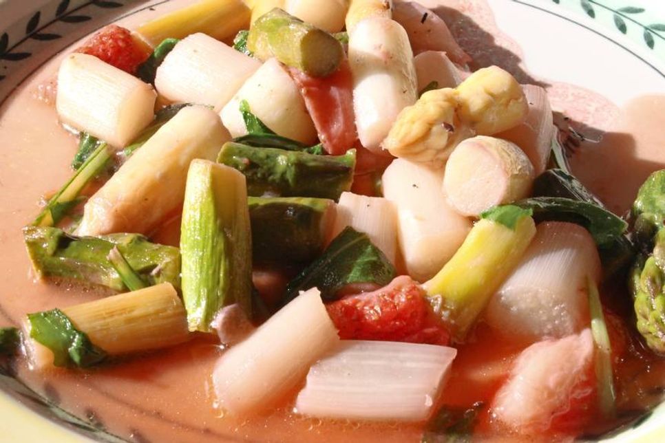 Das Rezept für diesen köstlichen Spargelsalat gibt‘s bei der Landfrauenküche auf der Landesgartenschau.