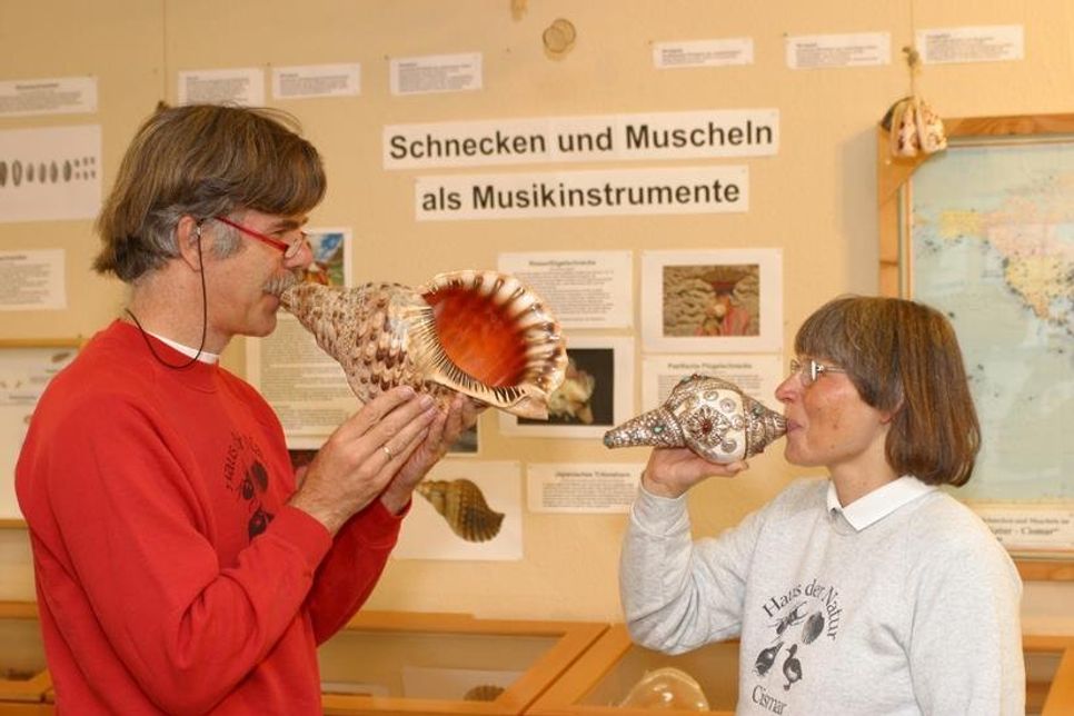 Die Museumsleiter Gyde und Dr. Vollrath Wiese laden mit dem Schneckenhorn zum Museumsgeburtstag ein.