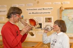Die Museumsleiter Gyde und Dr. Vollrath Wiese laden mit dem Schneckenhorn zum Museumsgeburtstag ein.