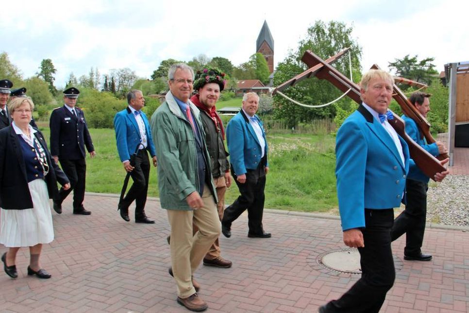 Der Vorjahreskönig wurde abgeholt, danach ging es mit Blick auf die Basilika weiter durchs Dorf: Vereinskönigspaar Hannelore Jöns und Peter Blume, Bürgermeister Hans-Peter Zink, Vorjahreskönig Torben Schneider und Bi-Wa-Vorsitzender Hartmut Wieske (v. lks.).