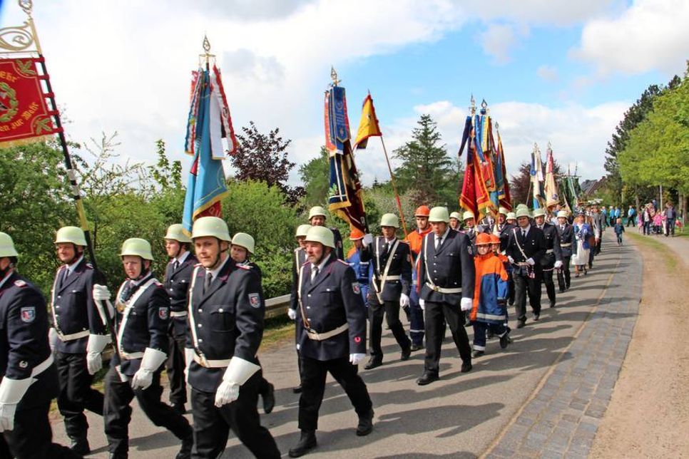 Der Feuerwehrmusikzug der Gemeinde Grömitz und Fahnenabordnungen befreundeter Vereine und Feuerwehren führten den Festumzug an.