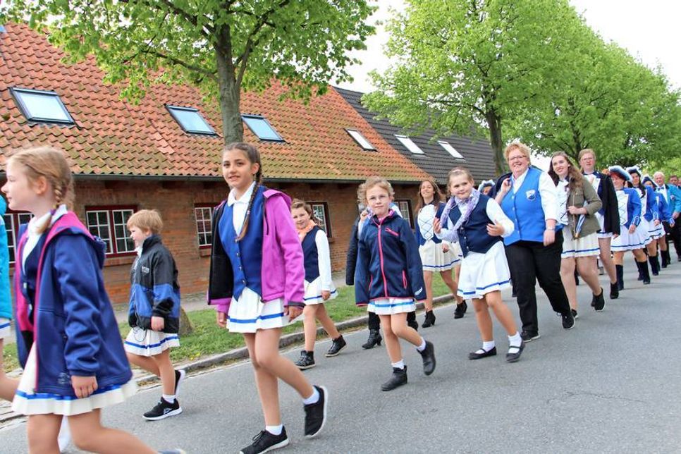 Marschierte gut gelaunt mit: die kleine Garde des Bi-Wa Karnevalvereins.