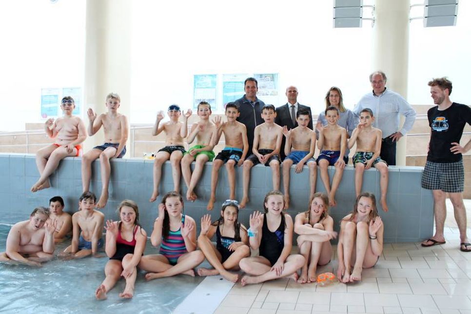 Grömitzer Schüler müssen das Wasser nun nicht mehr fürchten. Hinter der Aktion stehen Bürgermeister Mark Burmeister, Andreas Lie von der DAK-Gesundheit, Touristikleiterin Janina Kononov, Schulleiter Jan-Eric Hertwig und Lehrer Nico Frewert (v. lks.).