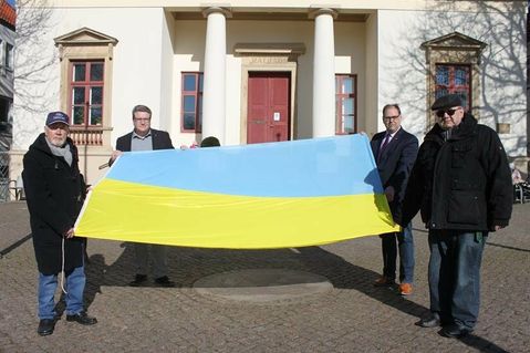 Bürgervorsteher Sönke Sela, Propst Dirk Süssenbach, Bürgermeister Mirko Spieckermann und Pastor Andreas Hasse (v. lks.) rufen zur Mahnwache auf.