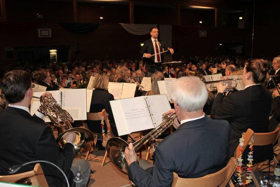 Der neue musikalische Leiter Alexander Wulf hatte „sein“ Orchester fest im Griff.