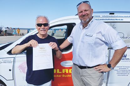 Jörg „Engelbert“ Dembeck aus Wuppertal (li.) erhielt aus den Händen von Olaf Techen die Urkunde und das Mitgliedsehrenzeichen in Gold für 50 Jahre Mitgliedschaft in der DLRG.