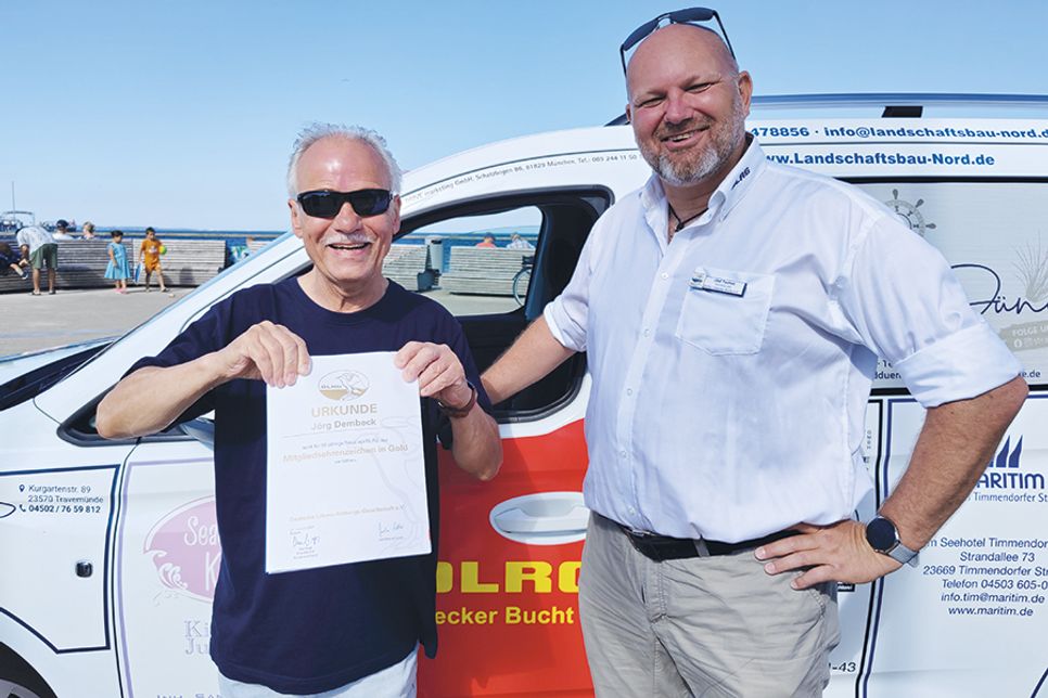 Jörg „Engelbert“ Dembeck aus Wuppertal (li.) erhielt aus den Händen von Olaf Techen die Urkunde und das Mitgliedsehrenzeichen in Gold für 50 Jahre Mitgliedschaft in der DLRG.