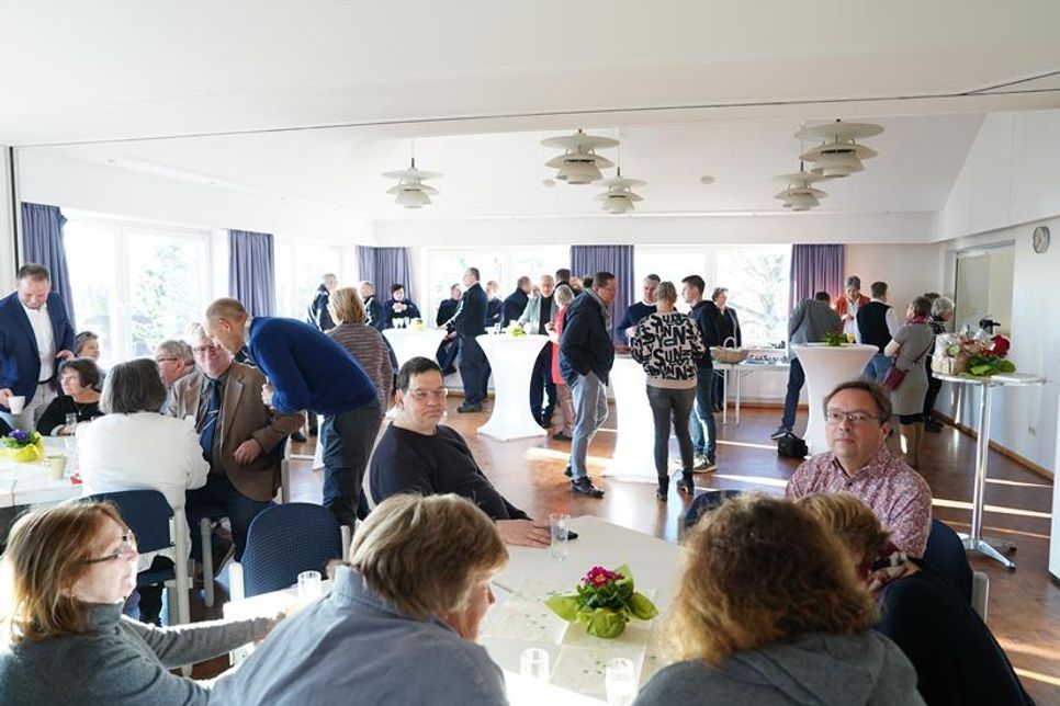 Viele Sierksdorferinnen und Sierksdorfer kamen in das Haus des Gastes, um gemeinsam auf das neue Jahr anzustoßen.