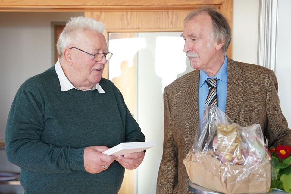 Kurt Tamm (lks.) wurde für 60 Jahre Mitgliedschaft in der Feuerwehr geehrt.